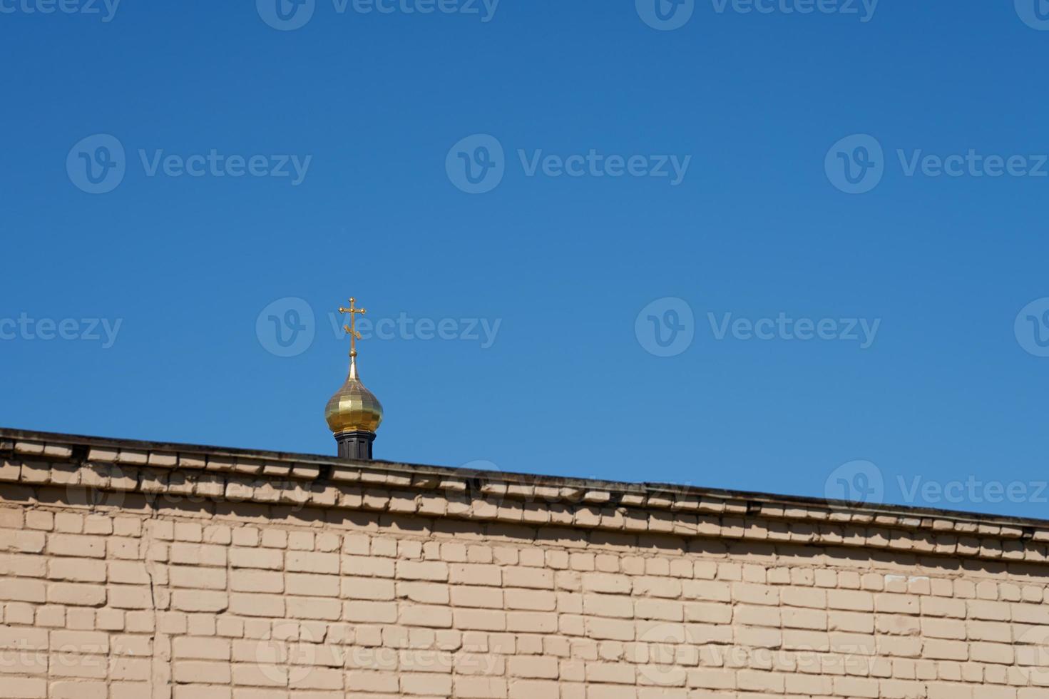 a cúpula da igreja atrás da parede de tijolos. foto