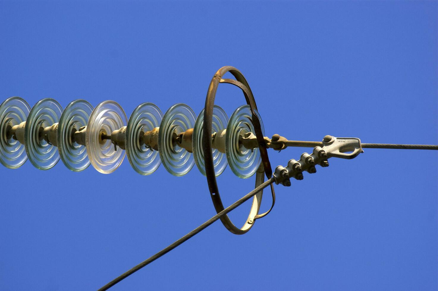 uma fechar acima do uma poder linha com fios em anexo foto