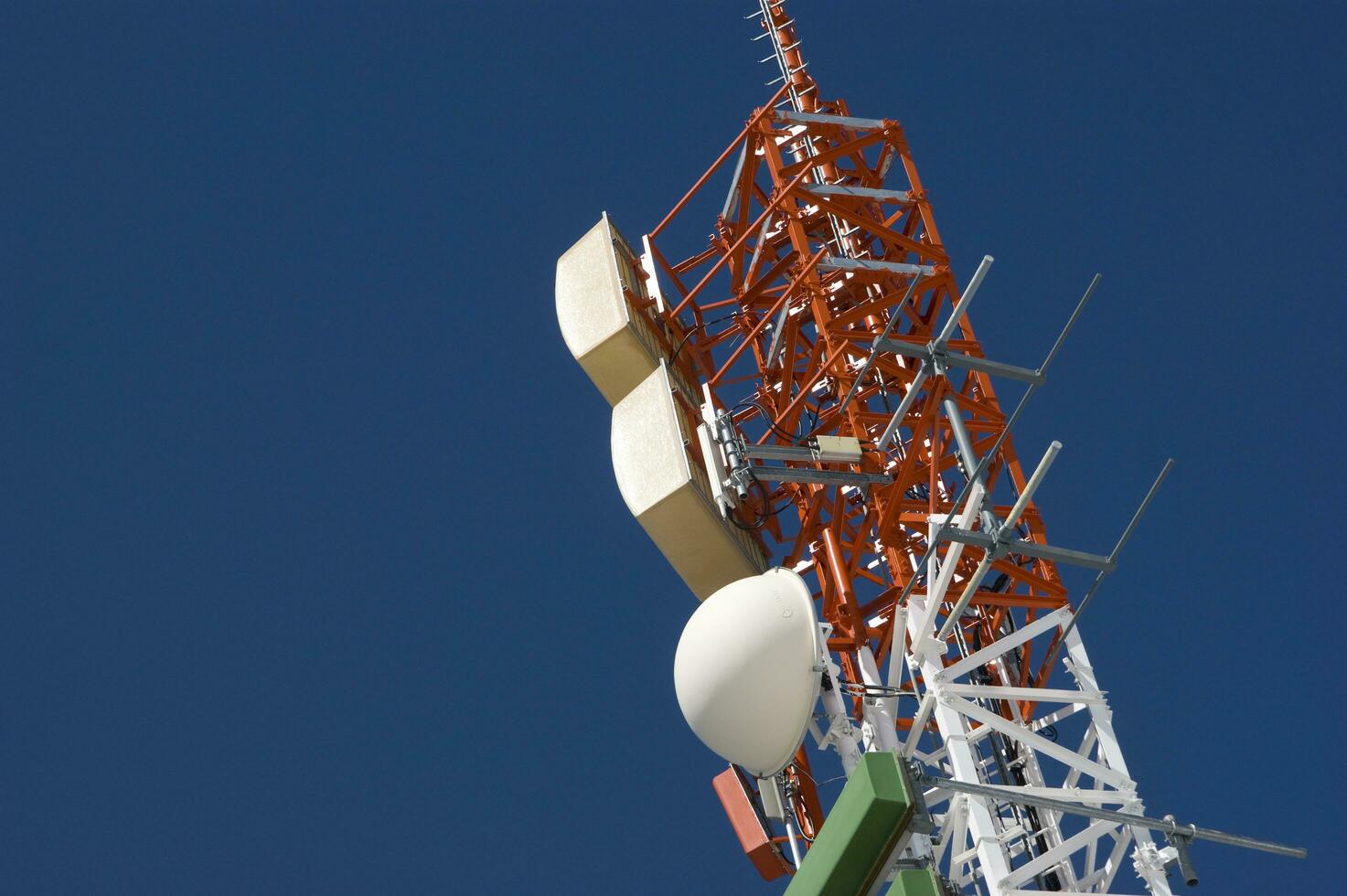 uma torre com antenas foto