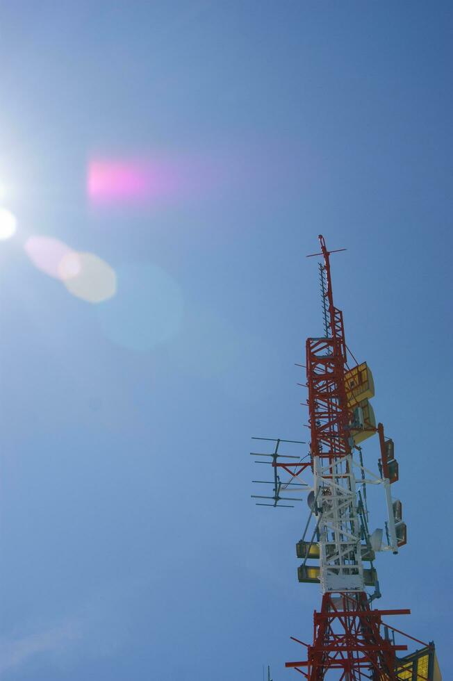 uma torre com antenas foto