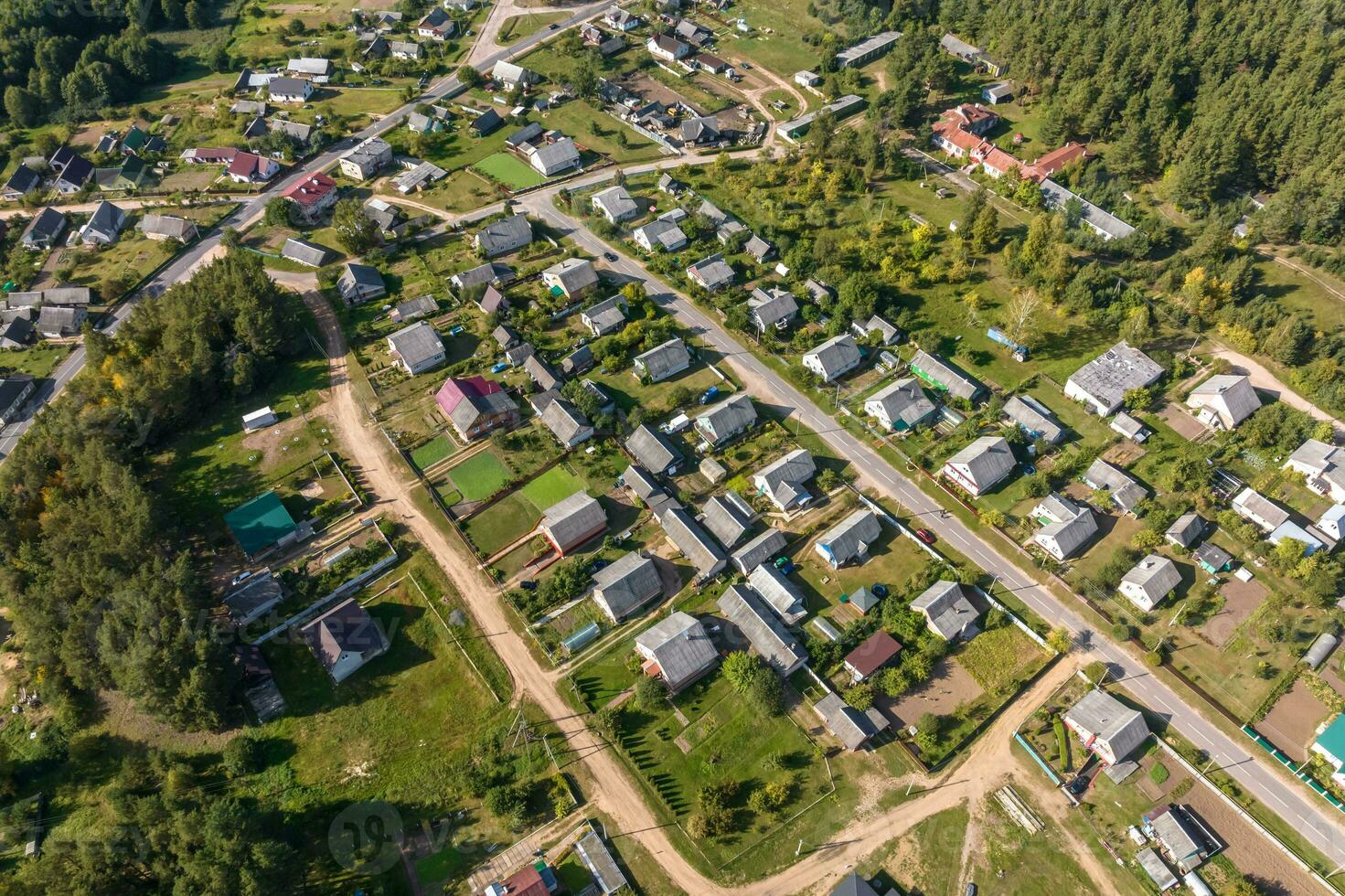 aéreo Visão em provincial cidade ou grande Vila habitação área com muitos edifícios, estradas e jardim. foto