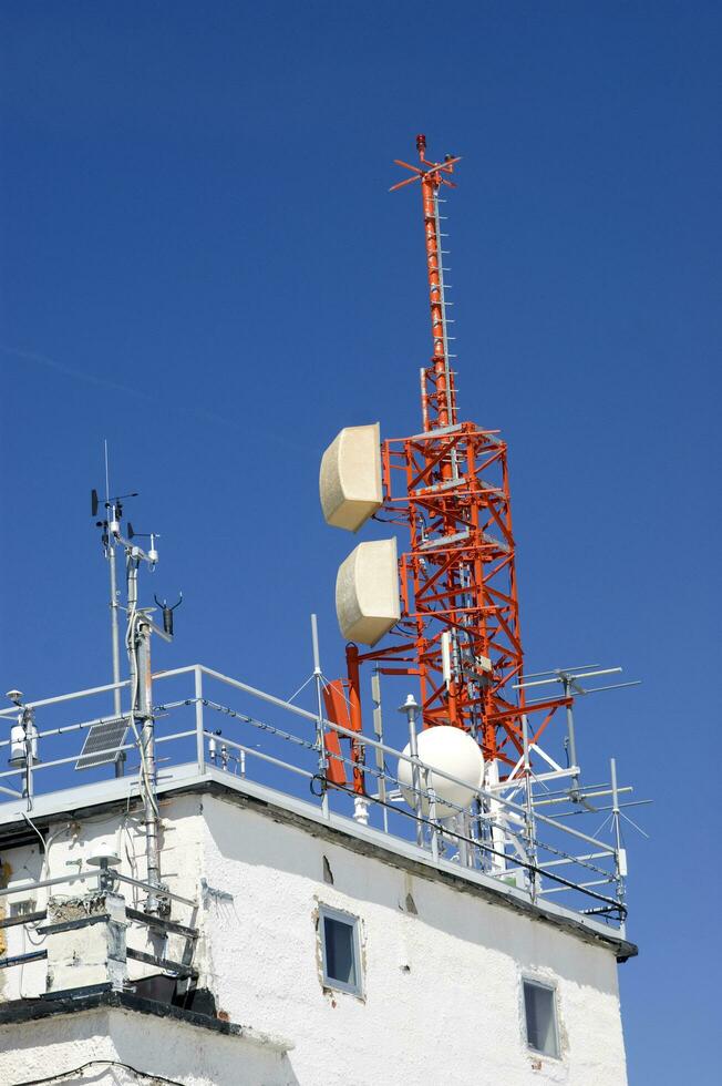 uma torre com antenas foto