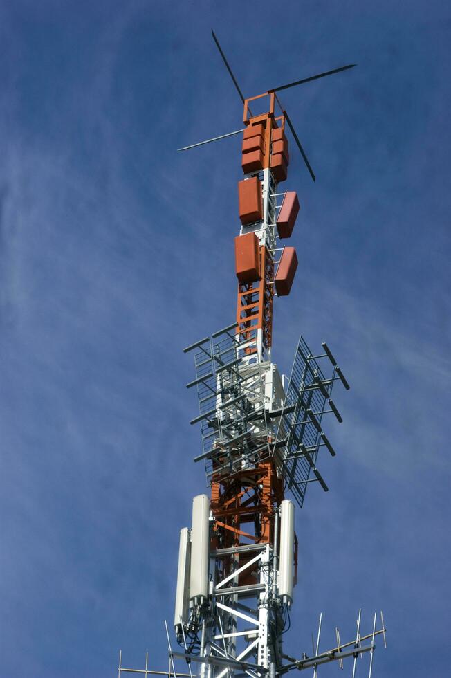 uma torre com antenas foto