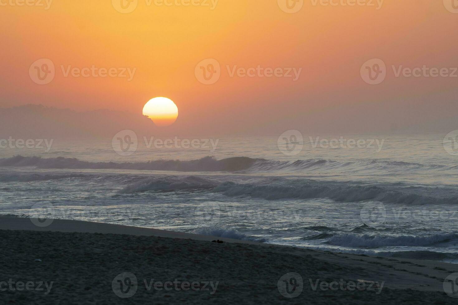 recreio dos bandeirantes de praia às nascer do sol foto