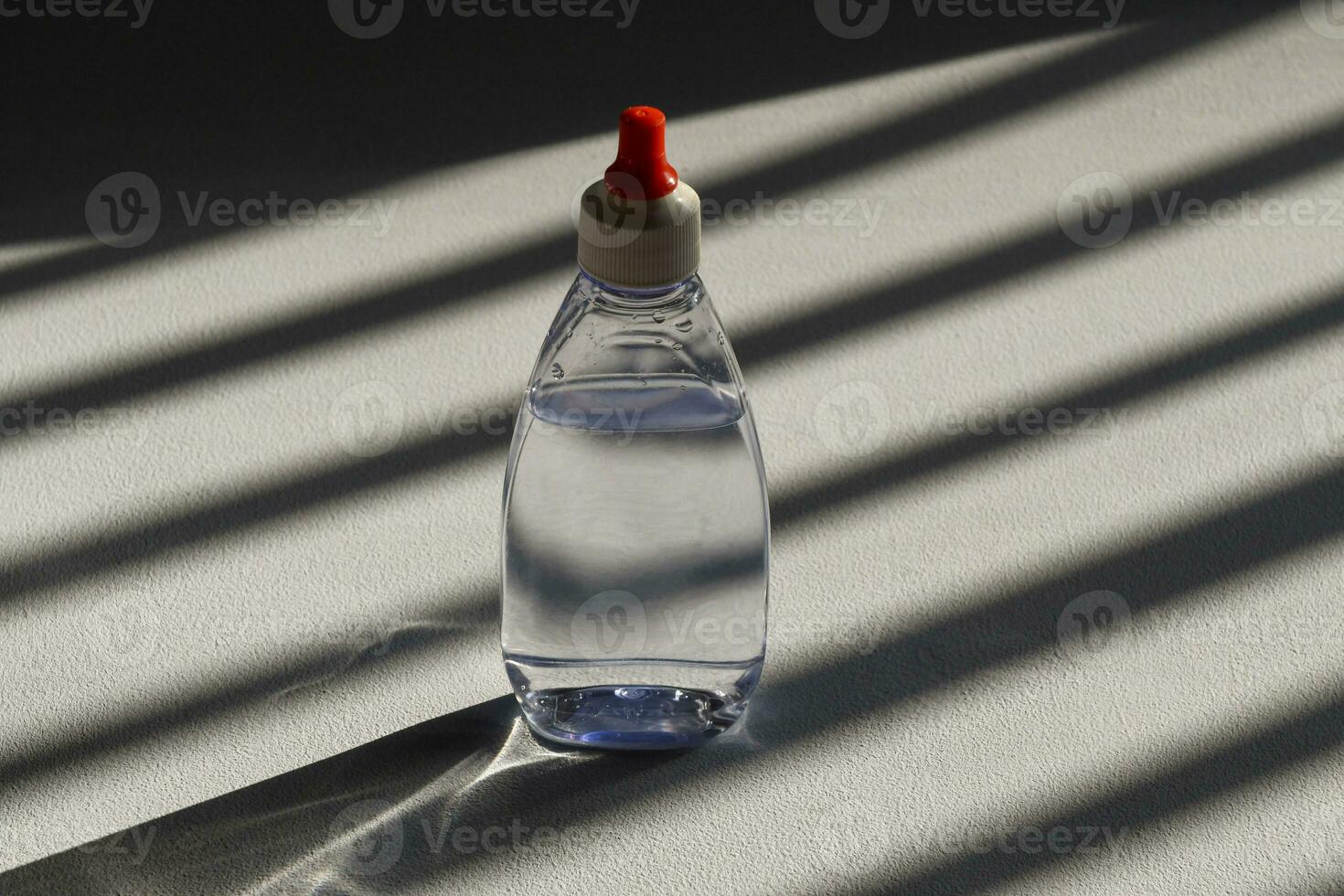 dieta adoçante garrafa em janela luz fundo foto