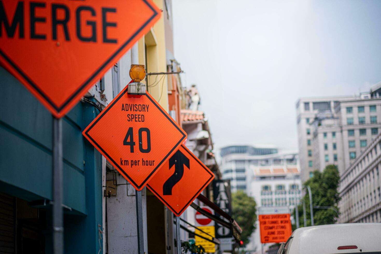 consultivo Rapidez limite sinal, 40. km Rapidez placa em a rua foto