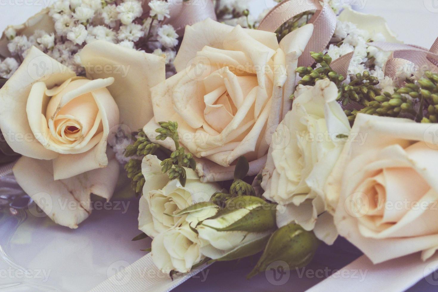 buquê de rosas e flores usado para um casamento foto