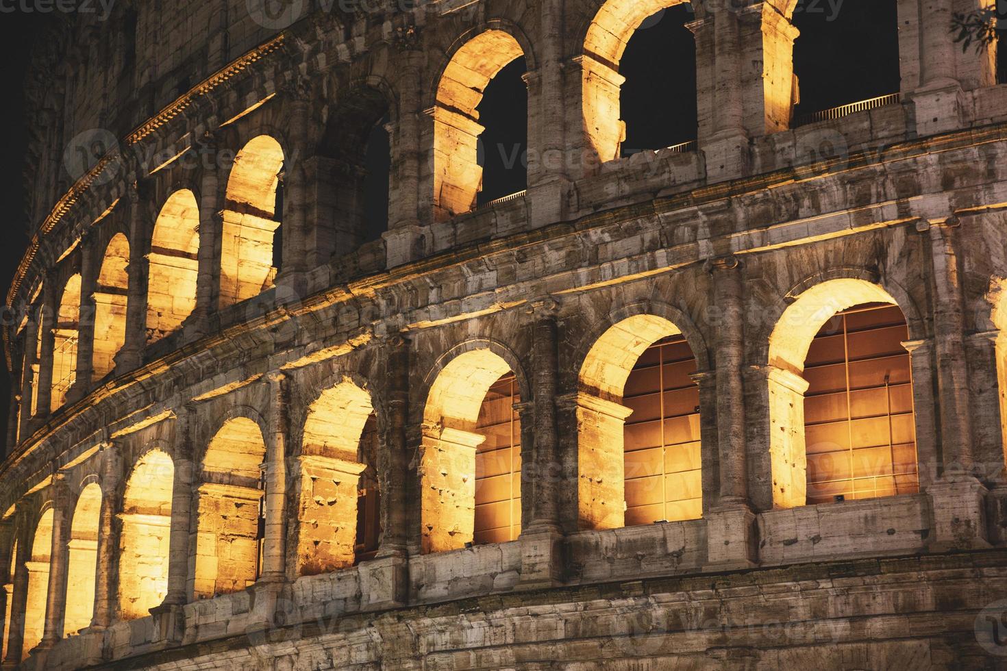 detalhe do coliseu em roma, foto noturna