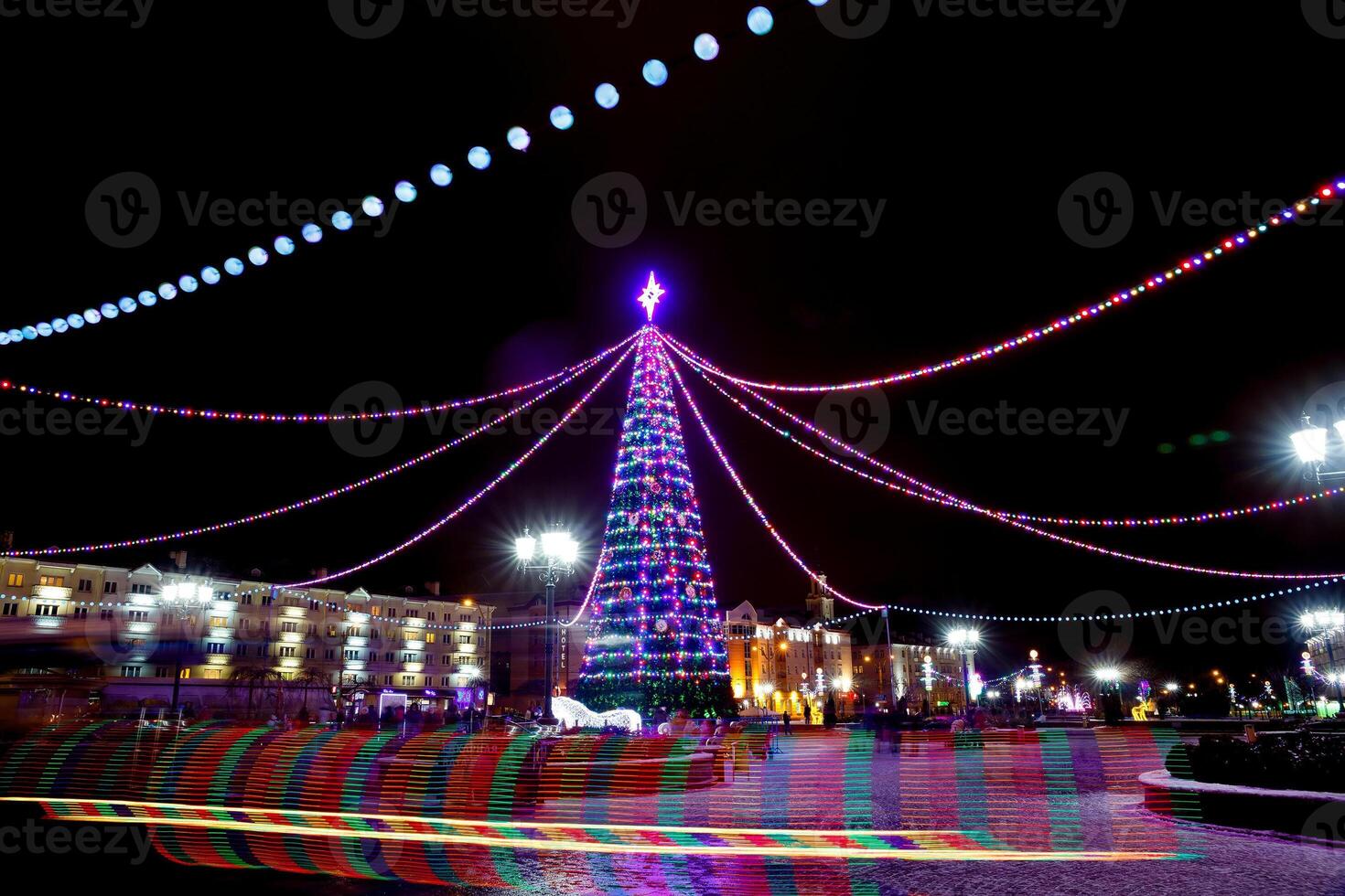 a Principal Natal árvore e festivo iluminação em soviético quadrado dentro Grodno foto