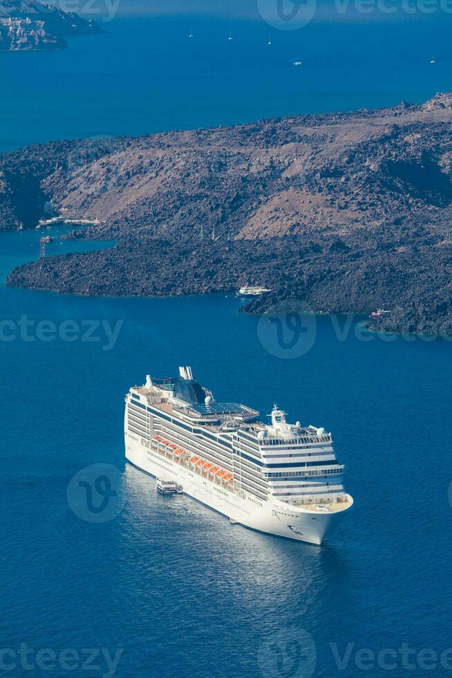 cruzeiro navios dentro lindo azul mar, surpreendente verão viagem e transporte panorama. santorini verão período de férias e turista viajando com cruzeiro navios. feriado e período de férias ao ar livre atividade foto