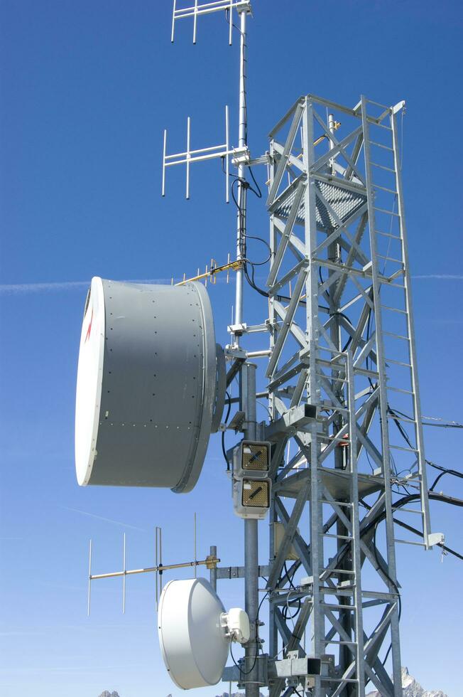 uma torre com antenas foto
