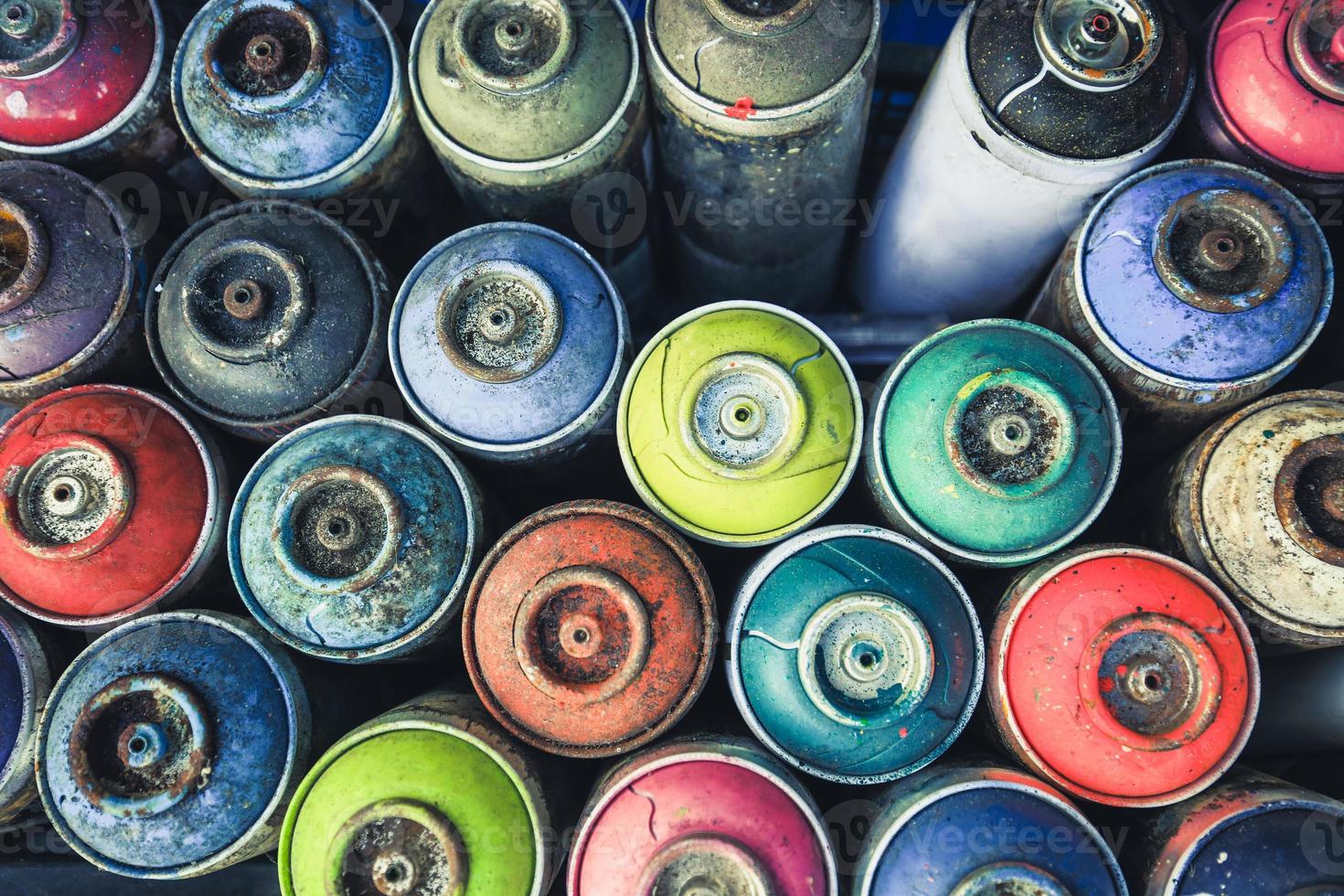 latas de spray multicoloridas usadas para escrever foto