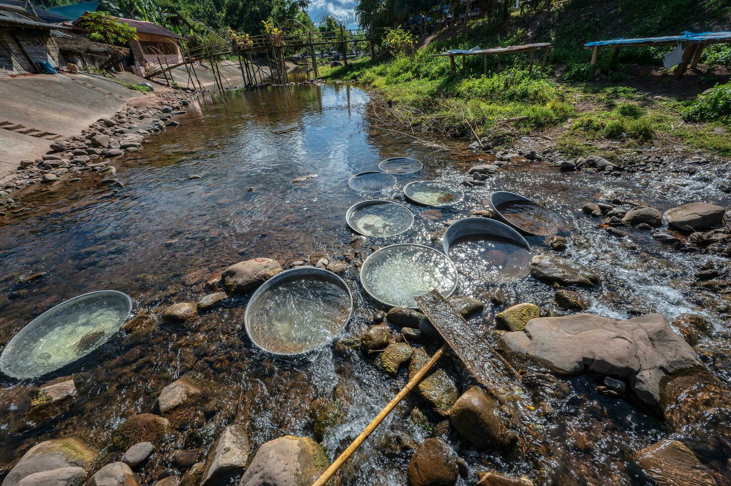 inoxidável aço bacia dentro rio do boklua Vila às nan tailândia.boklua é antigo sal bem dentro Tailândia .tailândia destino viagem foto