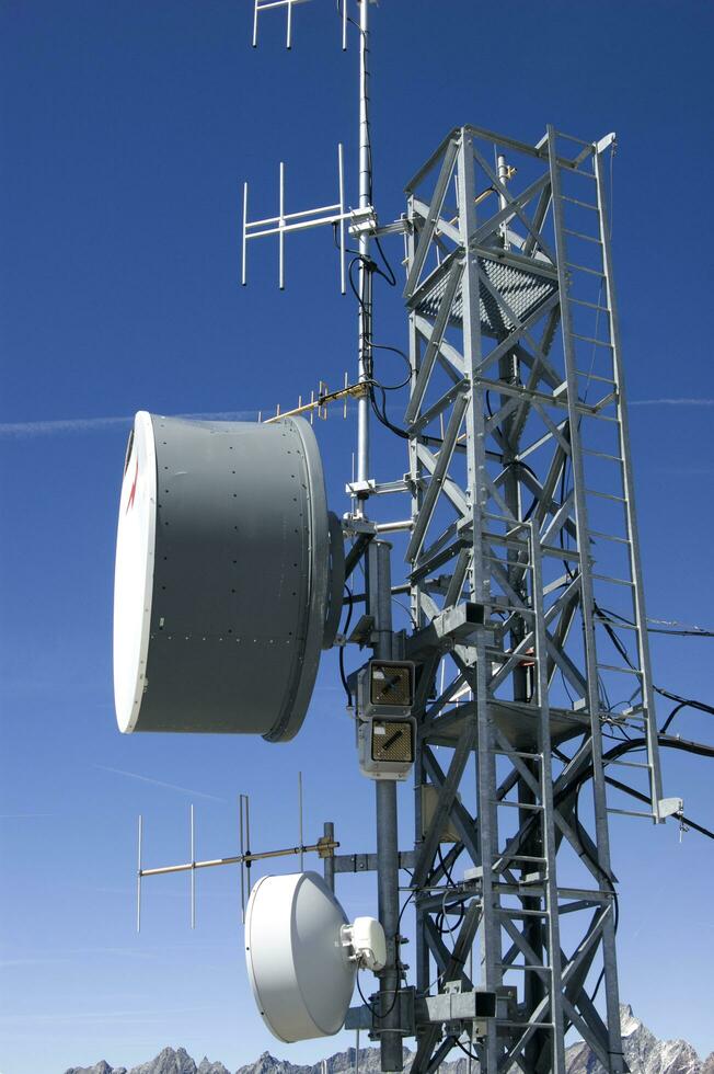 uma torre com antenas foto