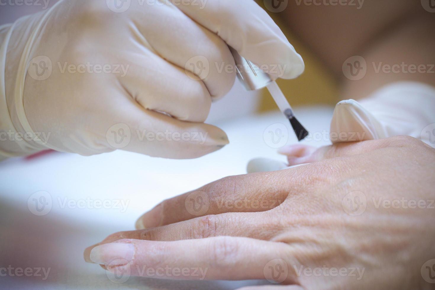 esteticista de unhas no trabalho foto