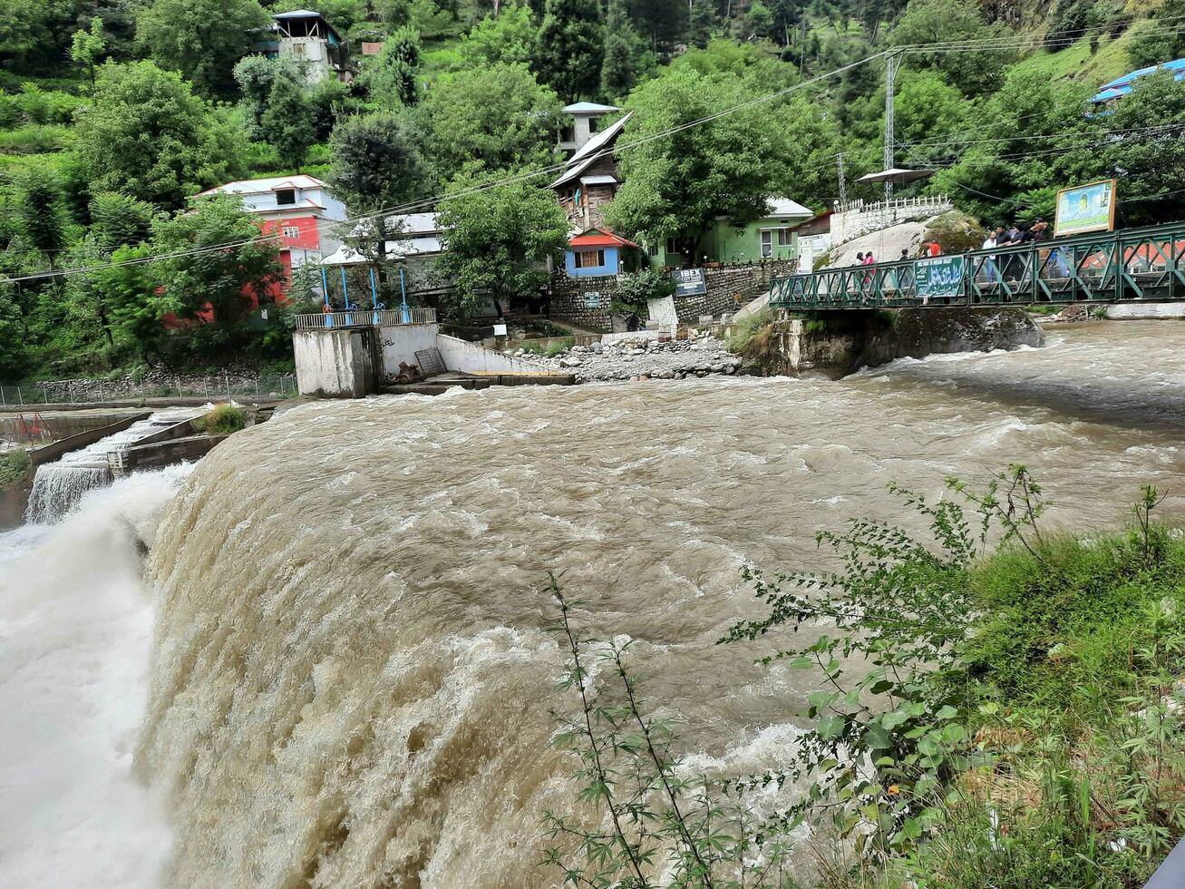 lindo Visão do kutton cachoeira, Neelum vale, caxemira. kutton cascata é localizado dentro a exuberante verde colinas do Neelum vale, caxemira. foto