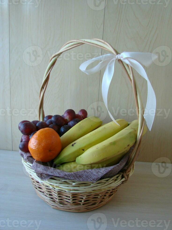 composição com sortido frutas dentro vime cesta isolado em branco foto