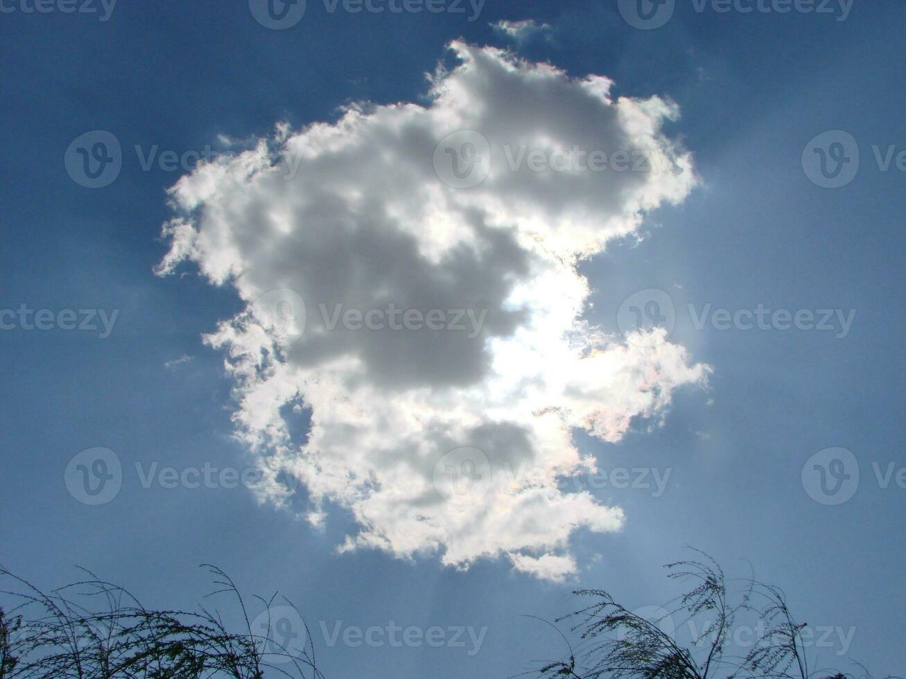 uma fotografia do uma azul céu com Sol raios foto