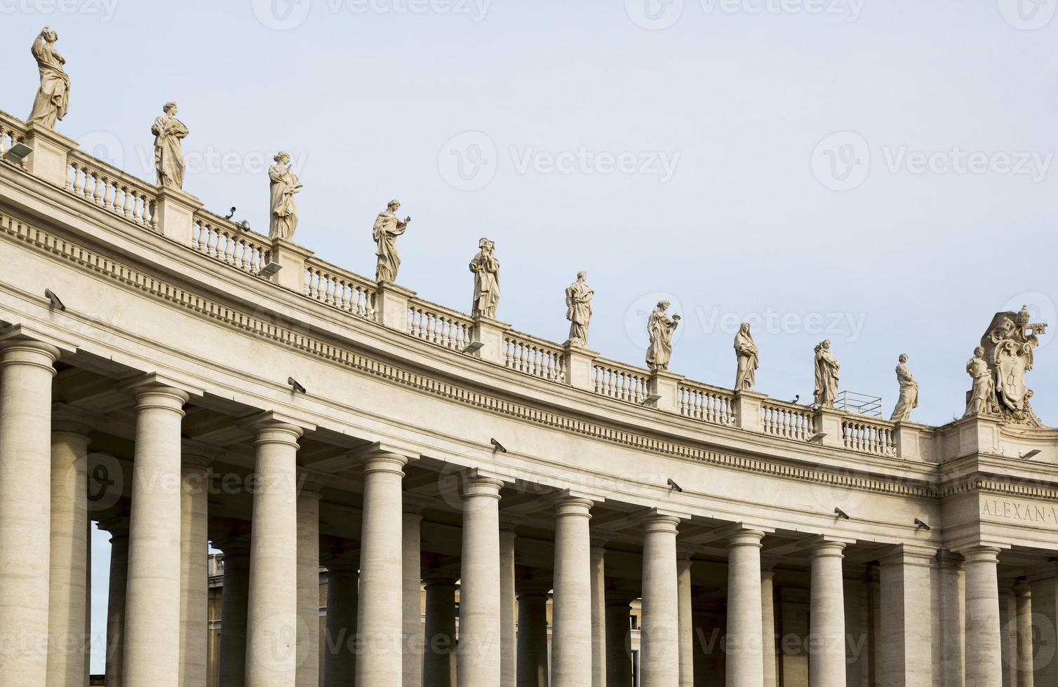 esculturas de mármore dos papas em st. Praça Peter na Cidade do Vaticano foto