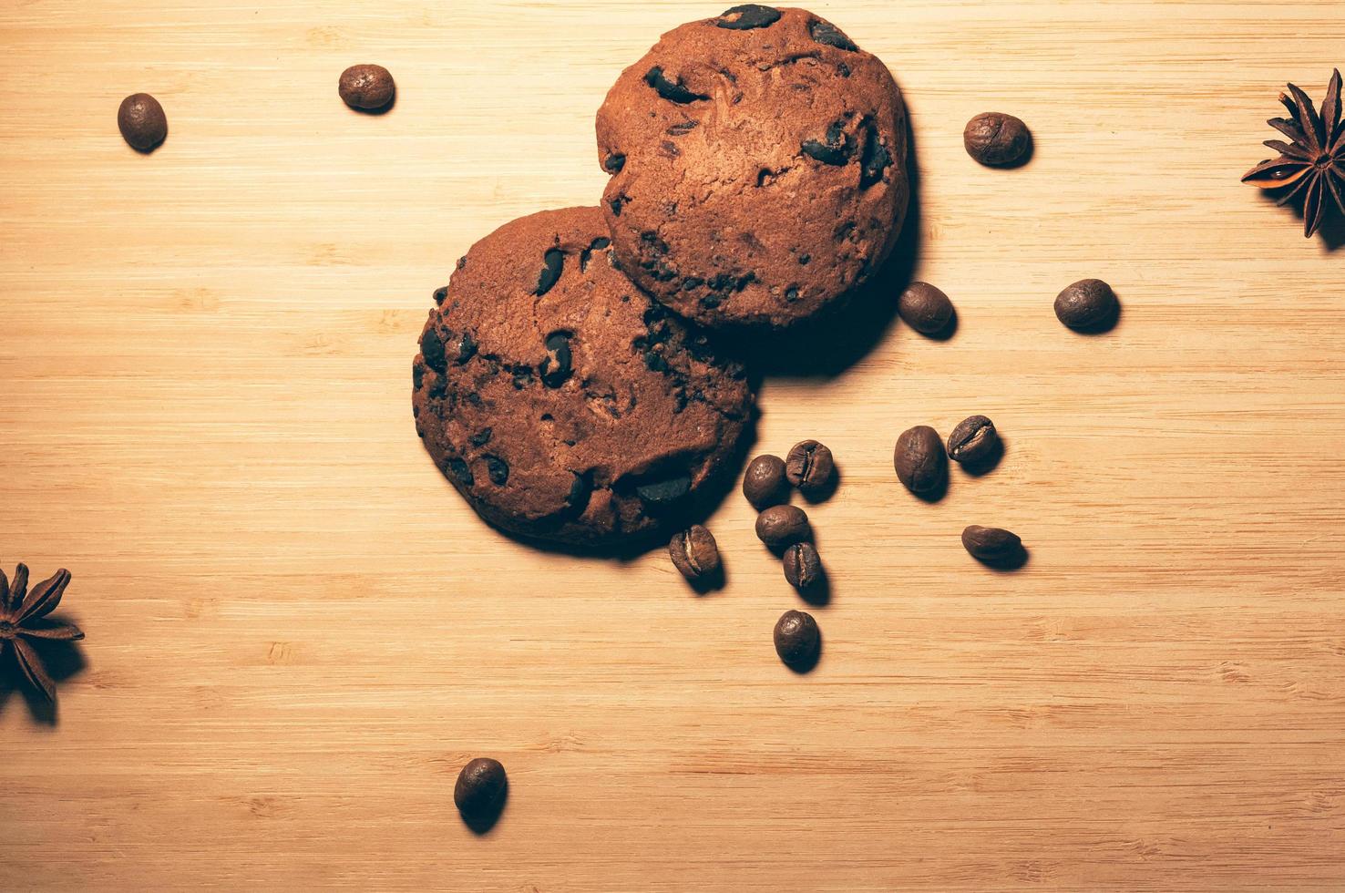 biscoitos redondos de chocolate com erva-doce e grãos de café na mesa foto