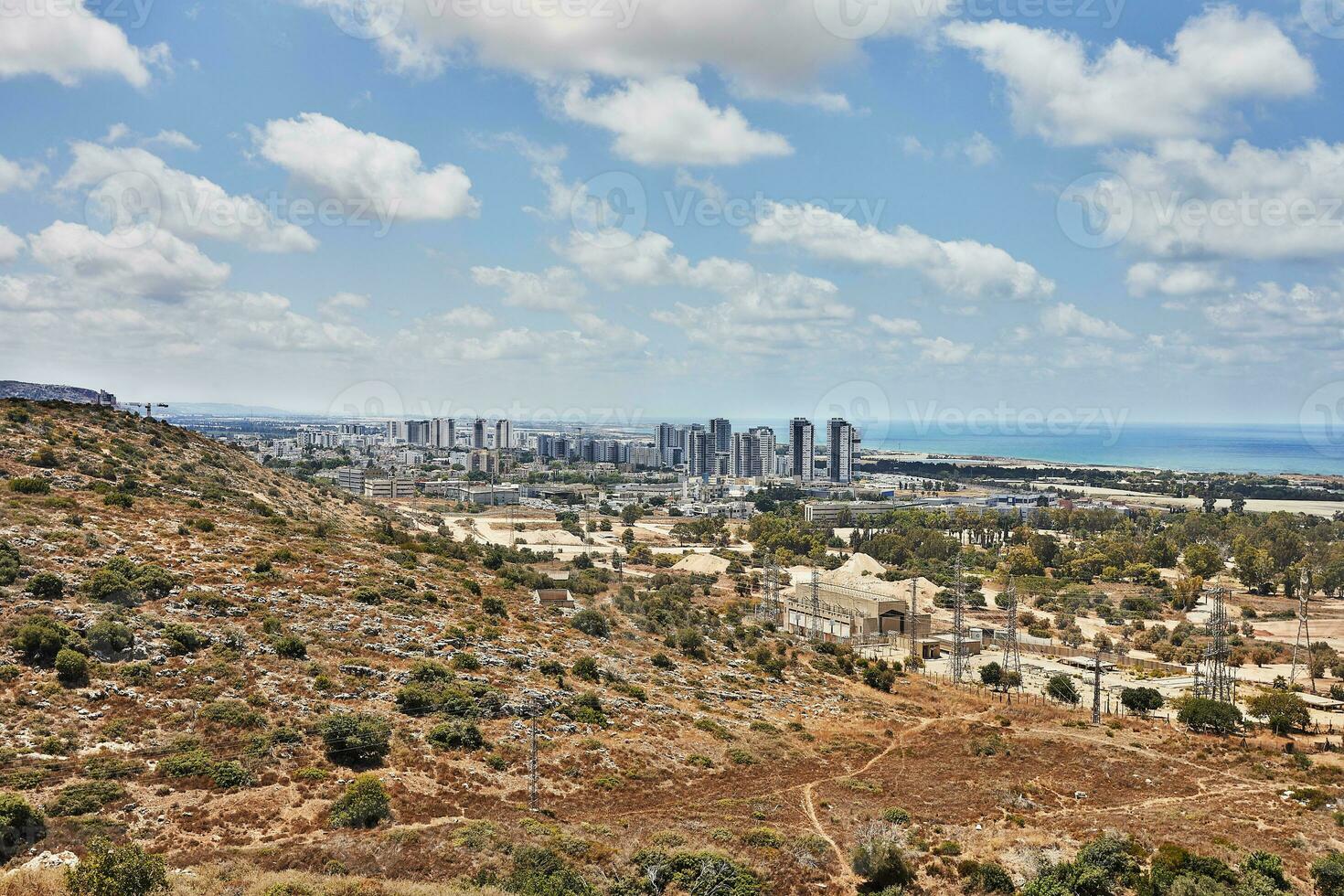 Visão do tirat carmel área perto haifa e a mar costa foto