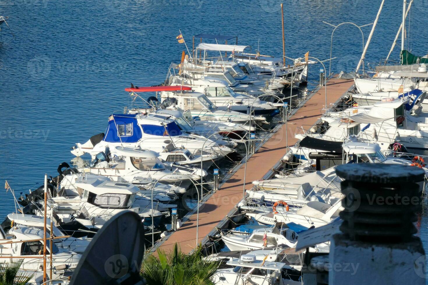 marina e pescaria porta dentro a Cidade do blanes em a catalão costa. foto