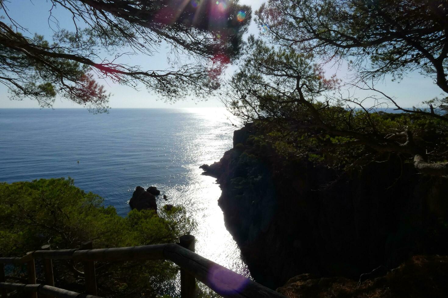 costa brava e caminho costeiro ao longo da costa acidentada do norte da catalunha, espanha foto