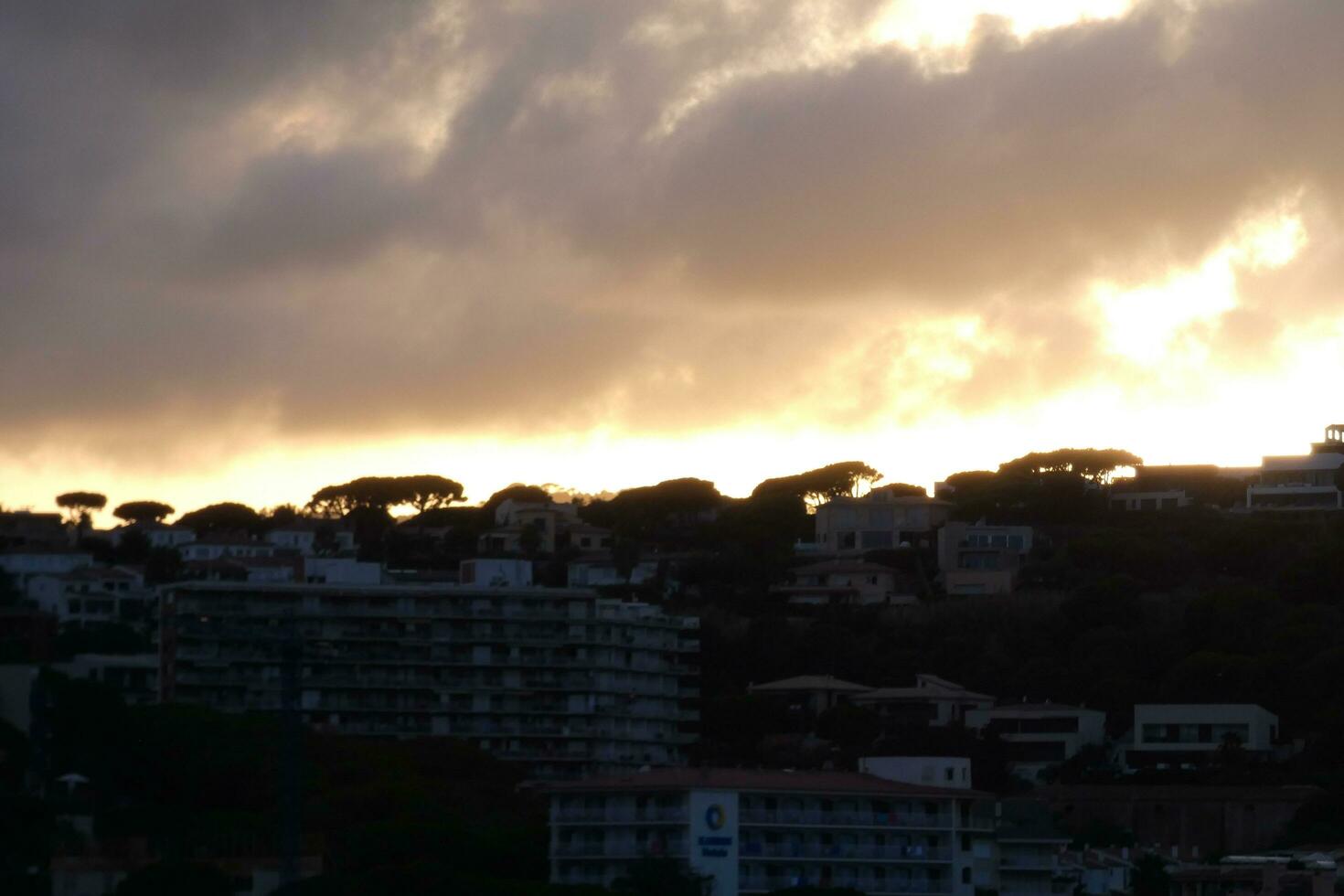 nuvens dispersas no céu indicando uma mudança no tempo. foto