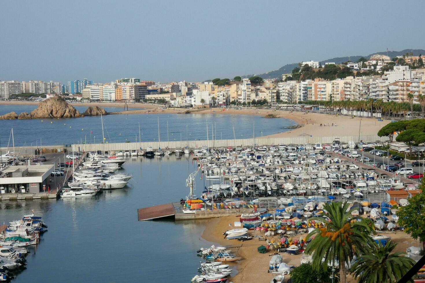 marina e pescaria porta dentro a Cidade do blanes em a catalão costa. foto