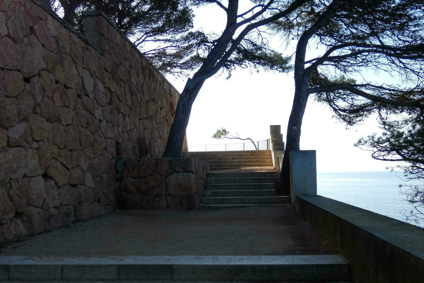 caminho de ronda na costa brava catalã, s'agaro, espanha foto