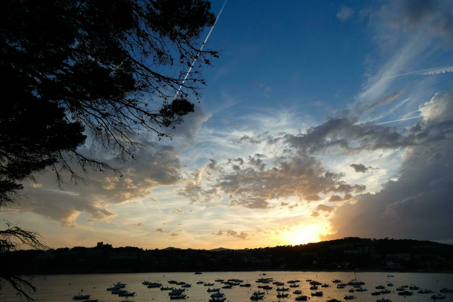 nuvens dispersas no céu indicando uma mudança no tempo. foto