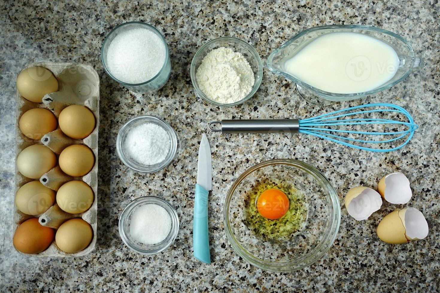 ovos, leite e outros produtos na mesa da cozinha. foto