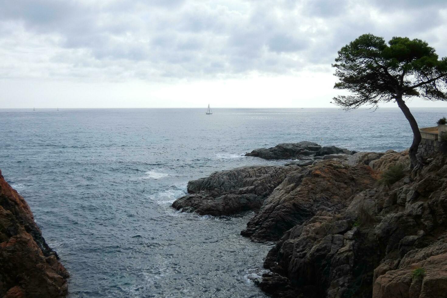 costa brava e caminho costeiro ao longo da costa acidentada do norte da catalunha, espanha foto