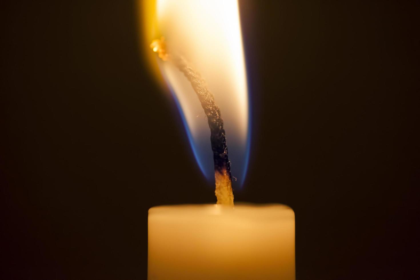 detalhes de luz acesa de vela foto