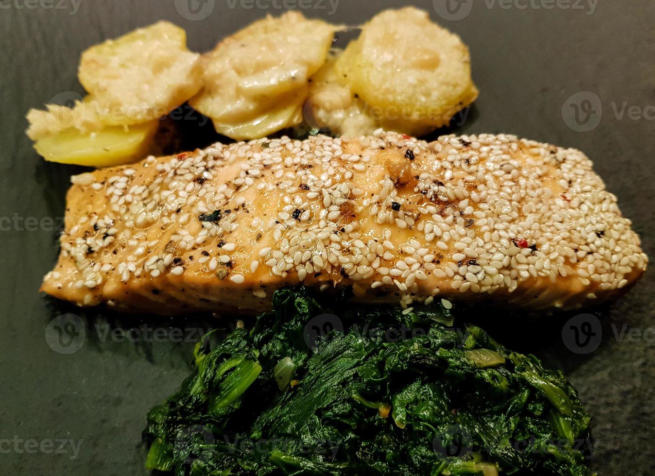 bife de salmão com creme de espinafre e batata assada foto