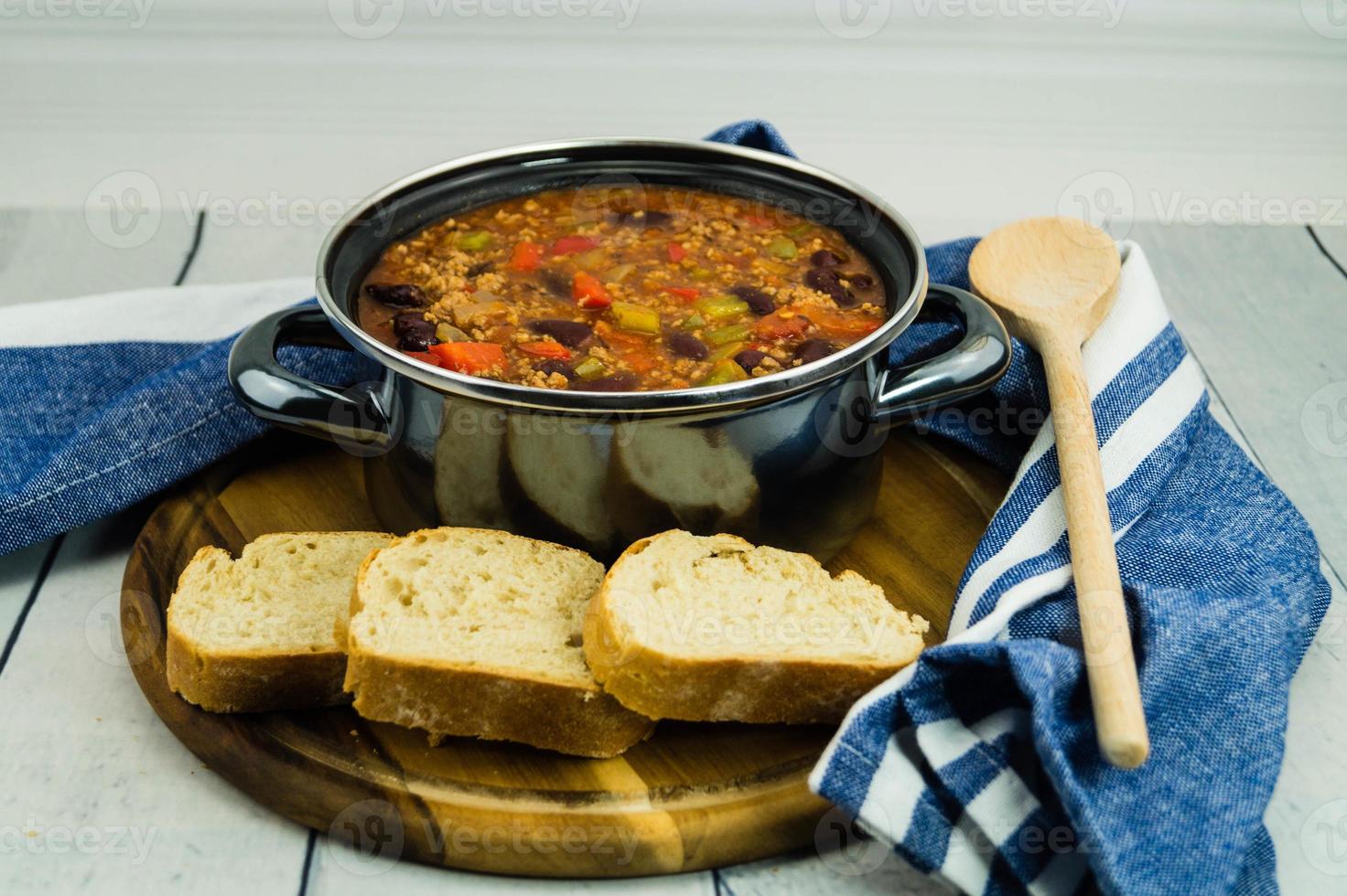 chili con carne com carne, feijão e especiarias foto