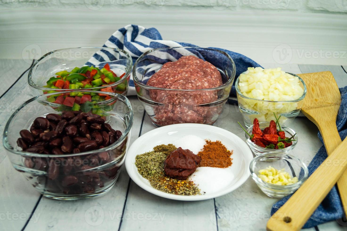 chili con carne com carne, feijão e especiarias foto