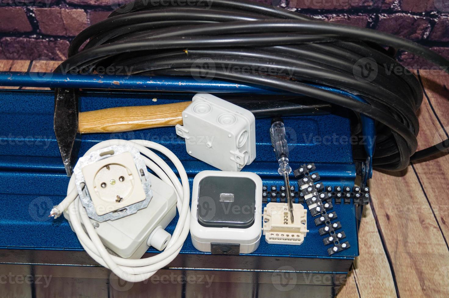 caixa de ferramentas com material eletrônico e equipamentos para instalação foto