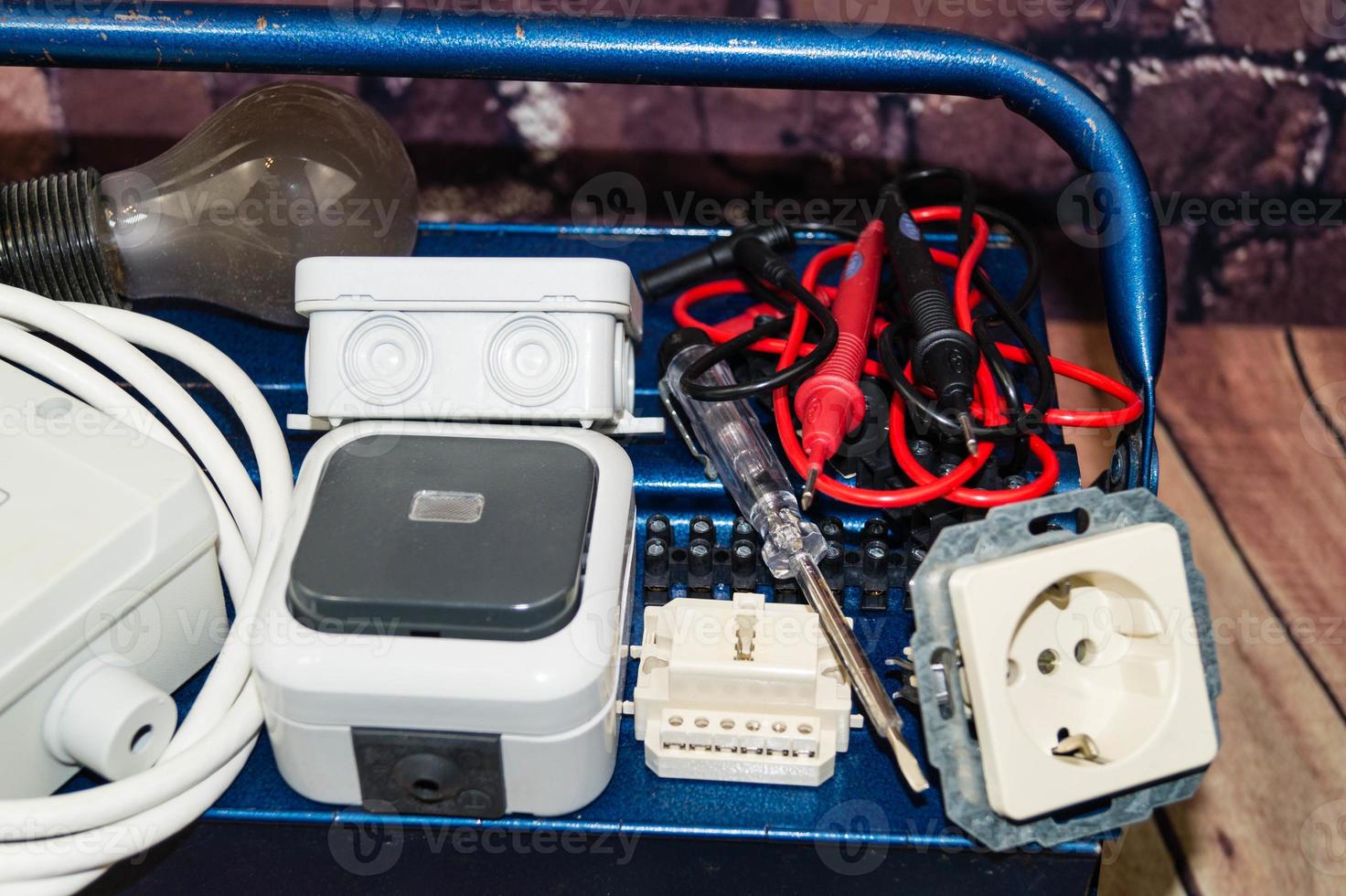 caixa de ferramentas com material eletrônico e equipamentos para instalação foto