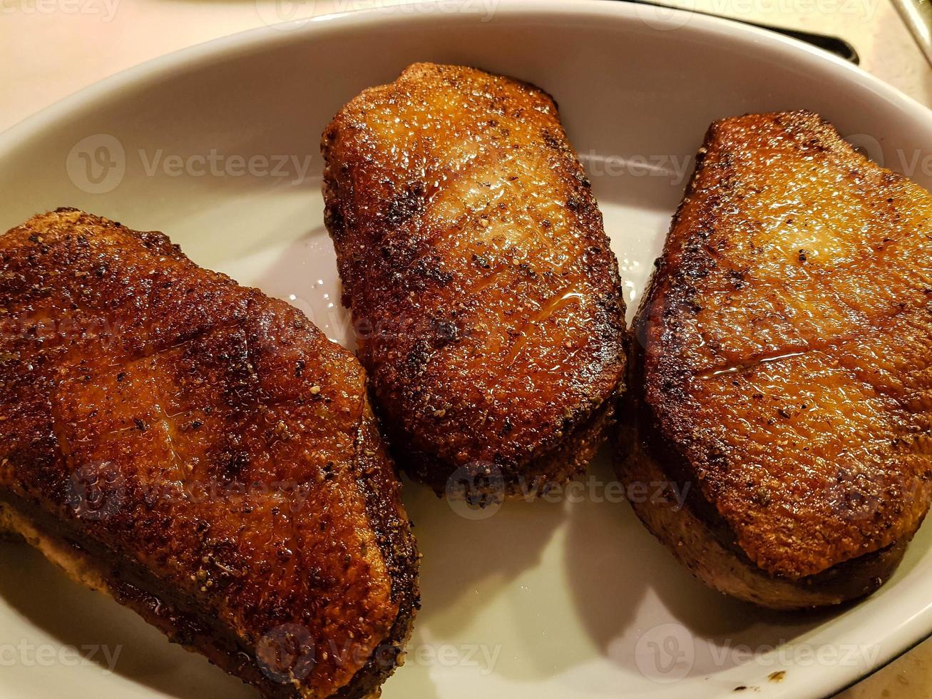 peito de pato frito com couve roxa e croquetes foto