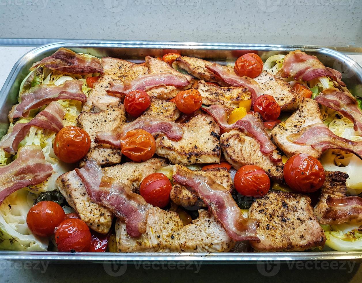 caçarola de legumes e lombo de porco foto