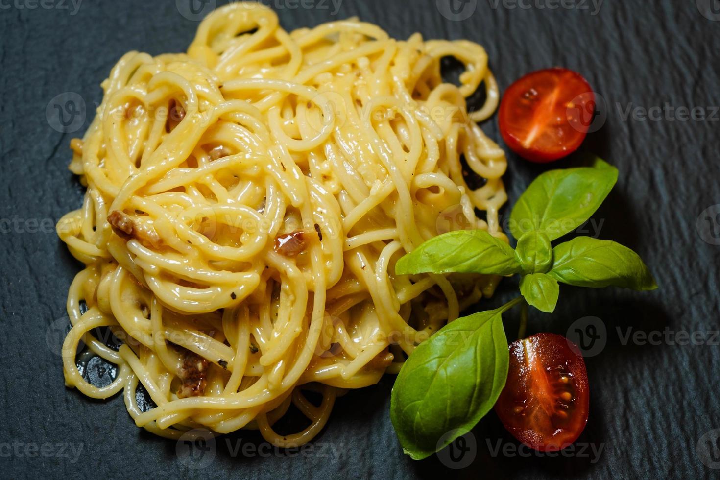 espaguete prato italiano a la carbonara foto