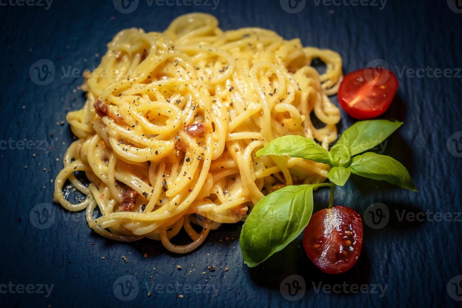 espaguete prato italiano a la carbonara foto