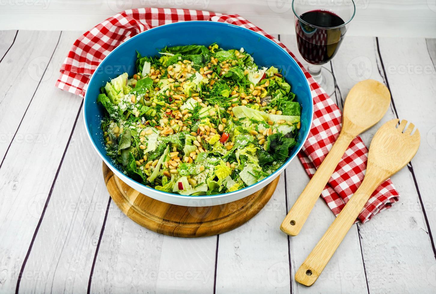 salada em um prato azul foto