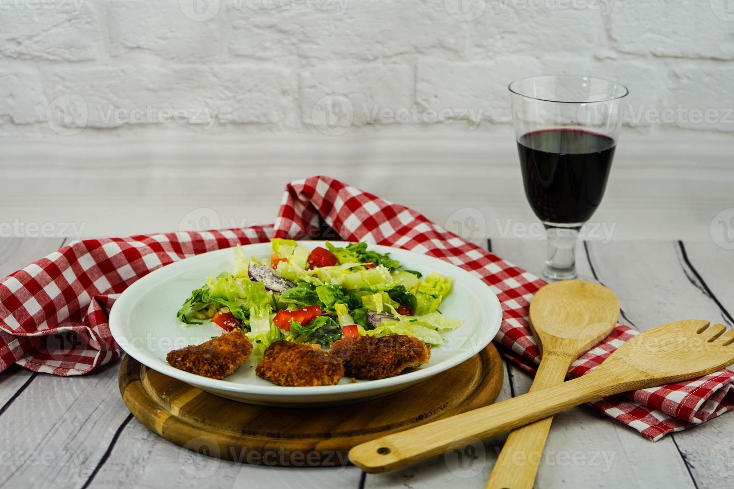 nuggets de frango frito dourado com salada foto