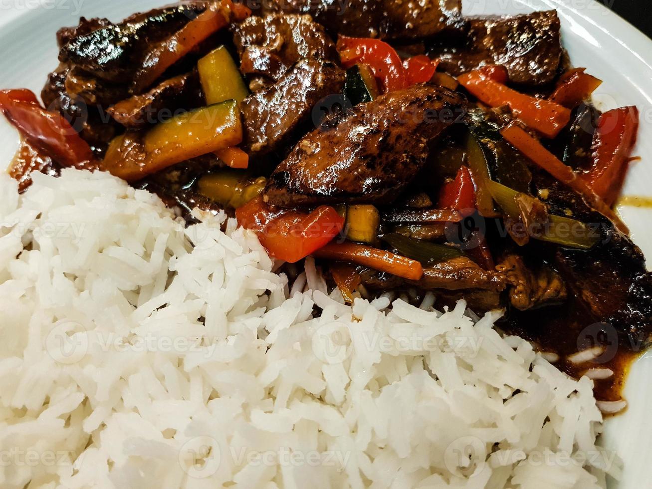 tradicional curry asiático fresco com carne foto