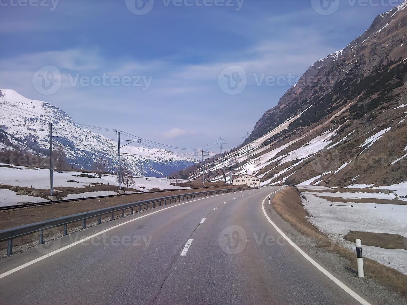 paisagem nevada das montanhas valtellina foto