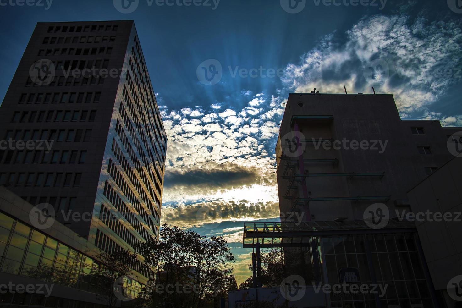 enorme torre comercial foto