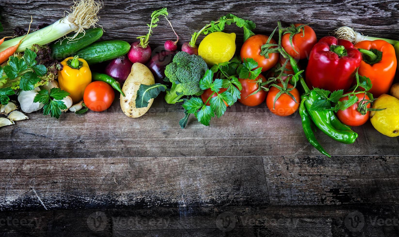 mistura fresca e saudável de composição de vegetais crus foto