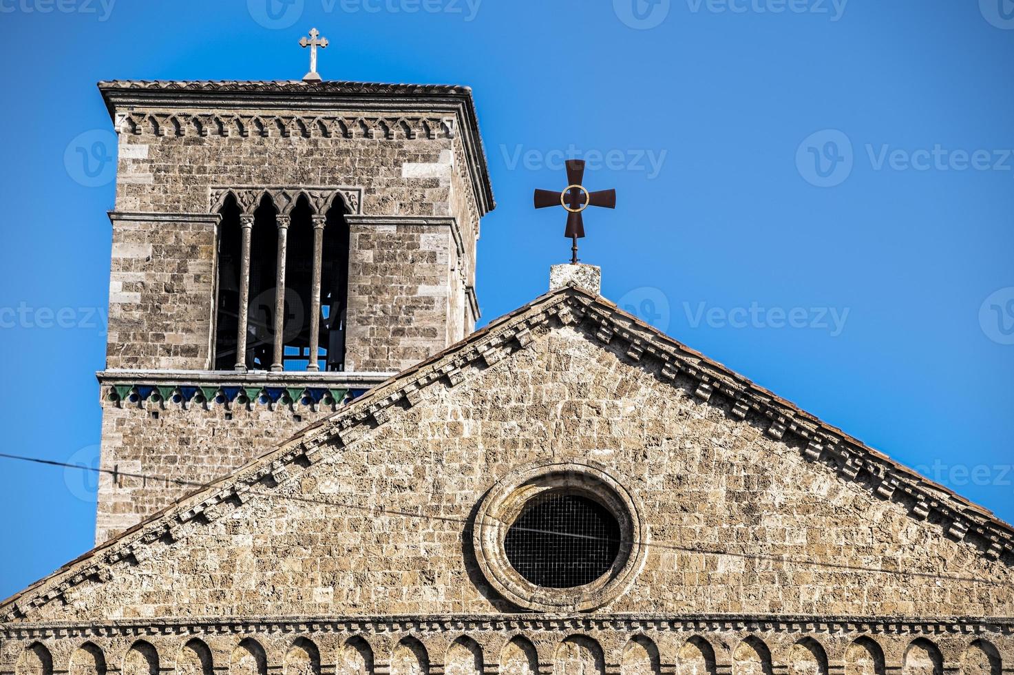 cambanile da igreja de san francesco em terni foto